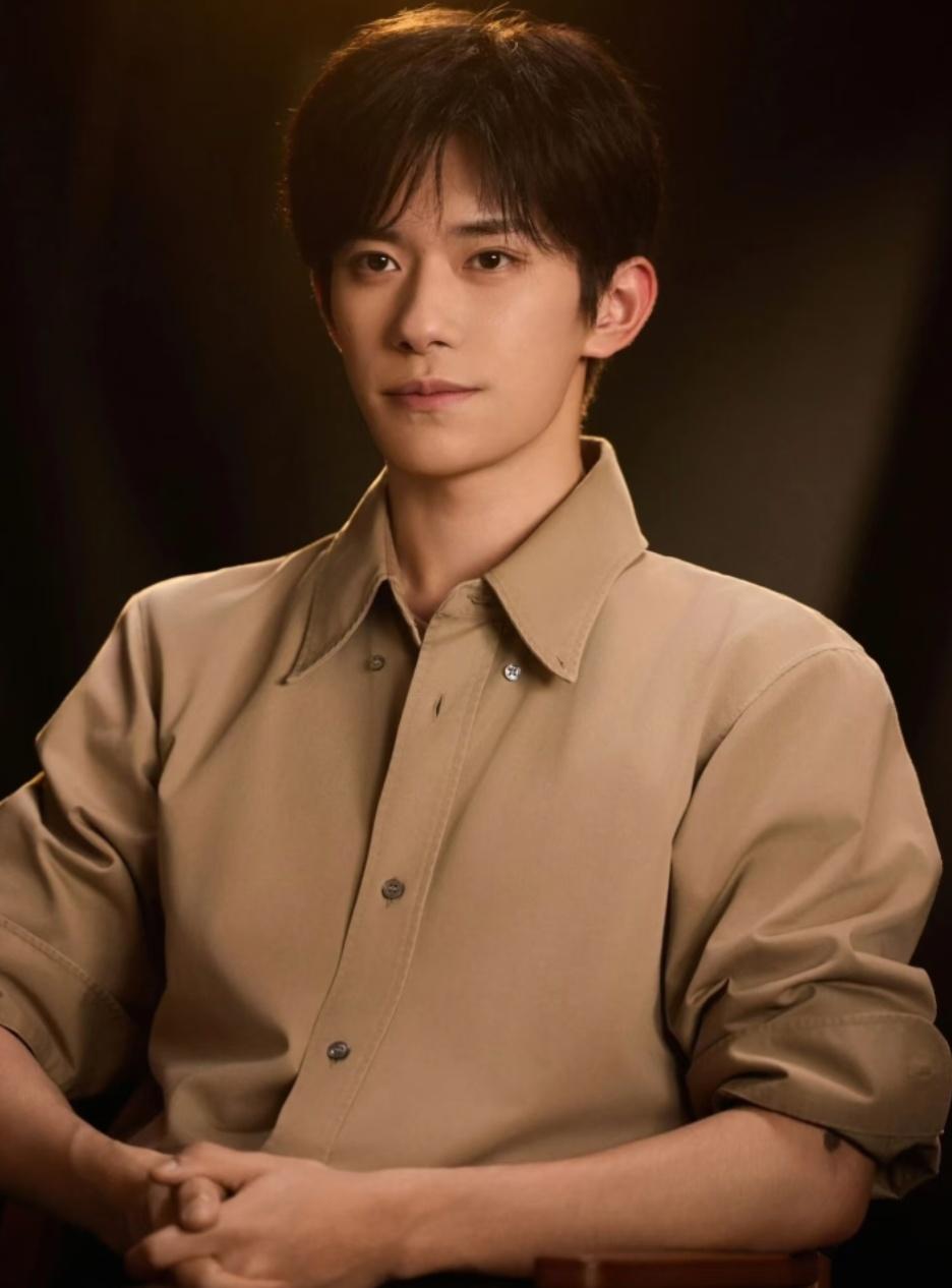 真的没人觉得易烊千玺很可怕吗？连张艺谋都忍不住夸赞说：“他现在是一个男人