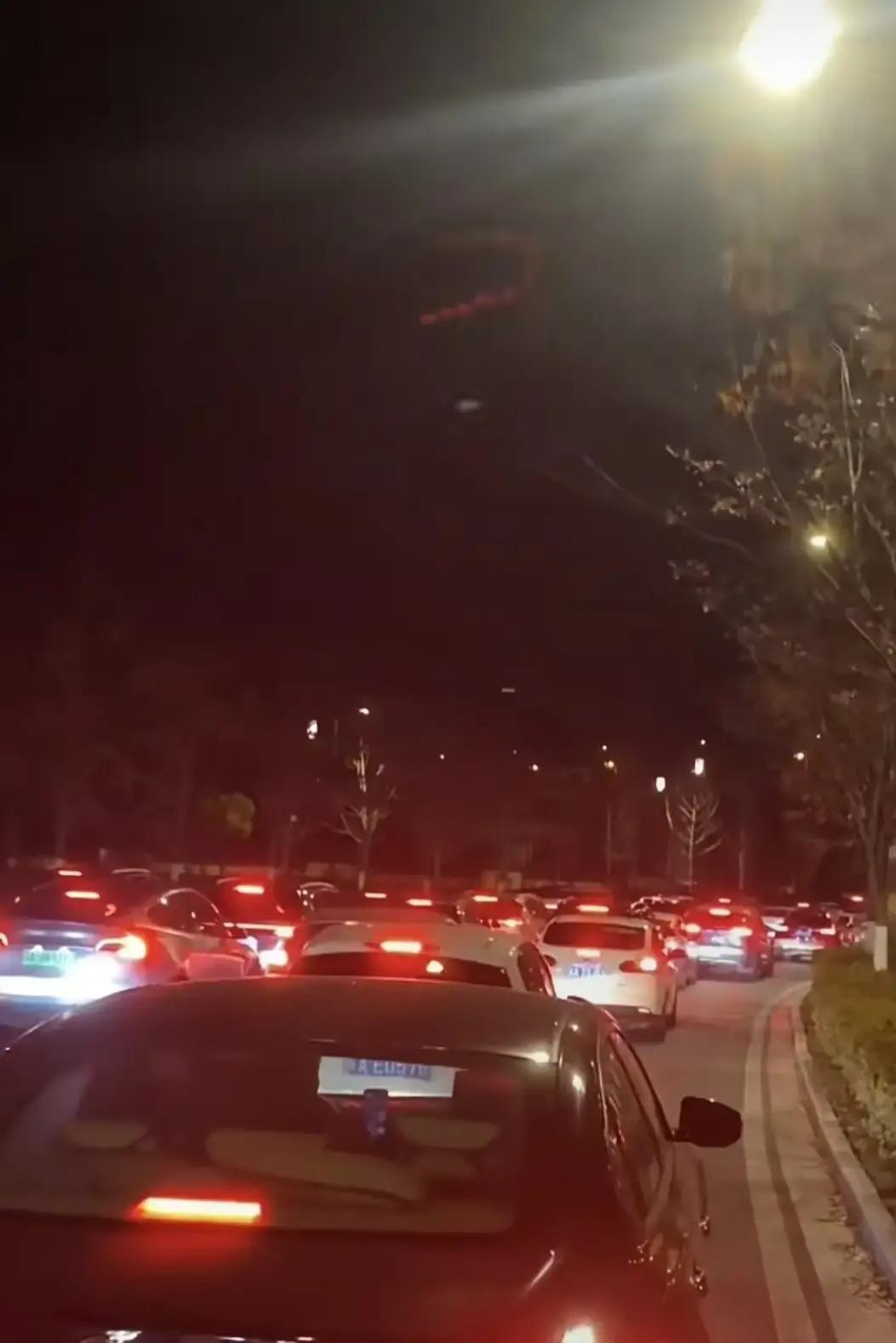 听说栖霞山公园在早上七点之前入园，可以免门票。昨天起了个大早，备足了干粮，特意穿