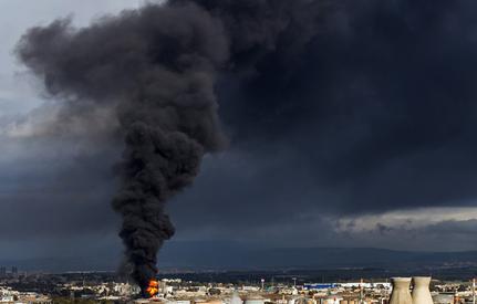 突发状况，以色列那边突然炸出一件大事，北部城市海法的一处重要炼油厂直接遭到袭击，