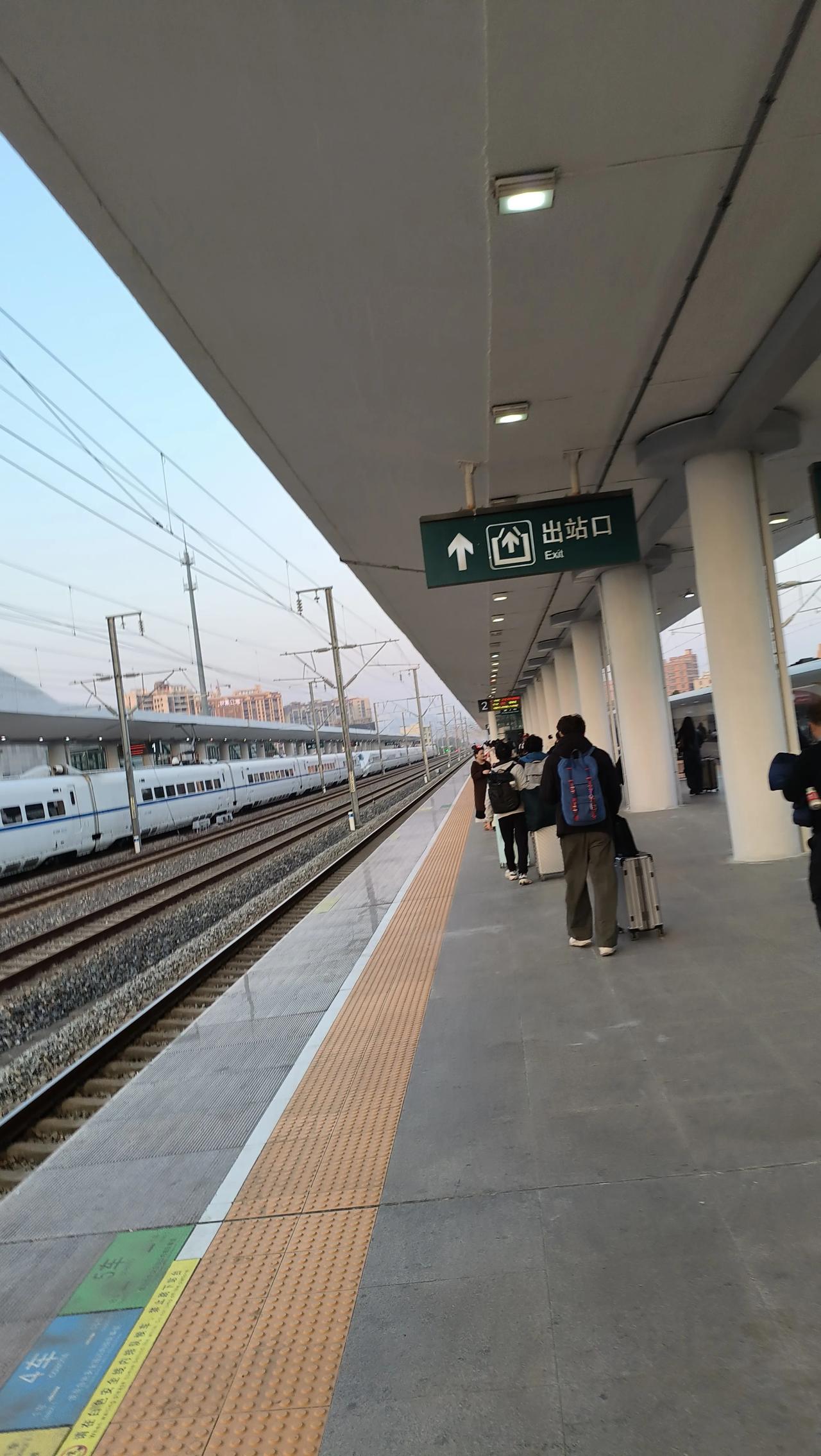 1，路边的僵尸车会逐渐消失，一年加两次油的车会揭开盖了一年的罩布，开回湖南、贵州