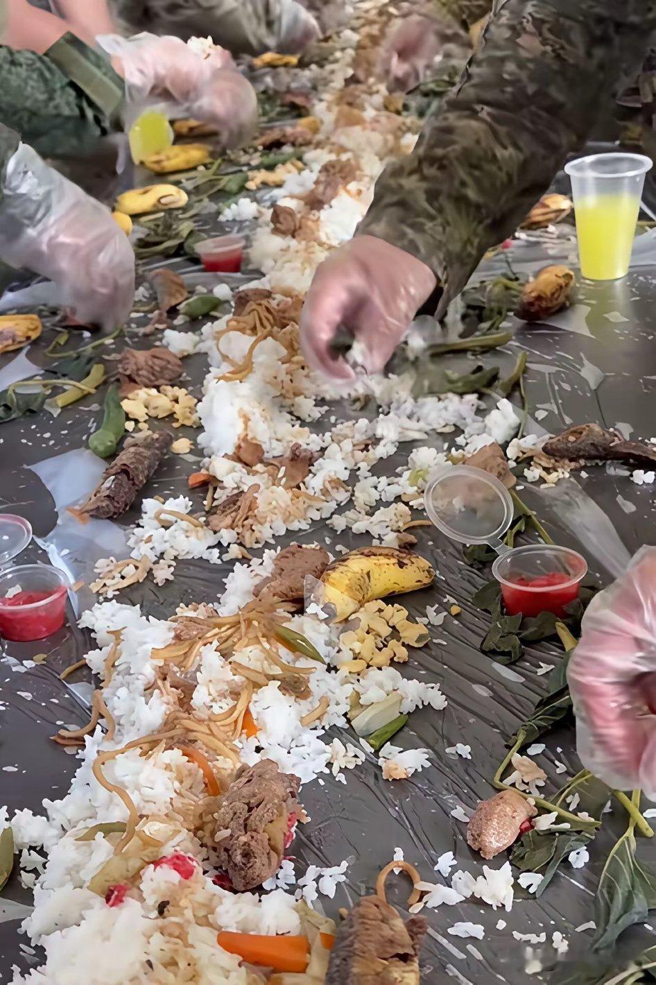这就是菲律宾人的餐厅餐桌就是一块塑料薄膜铺在地上​​​