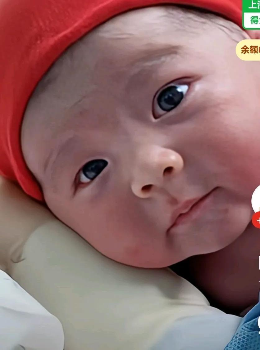 生宝宝睁开眼一瞬间，瞪着明亮的大眼睛，突然笑了起来，笑容越来越明媚，看的出来对