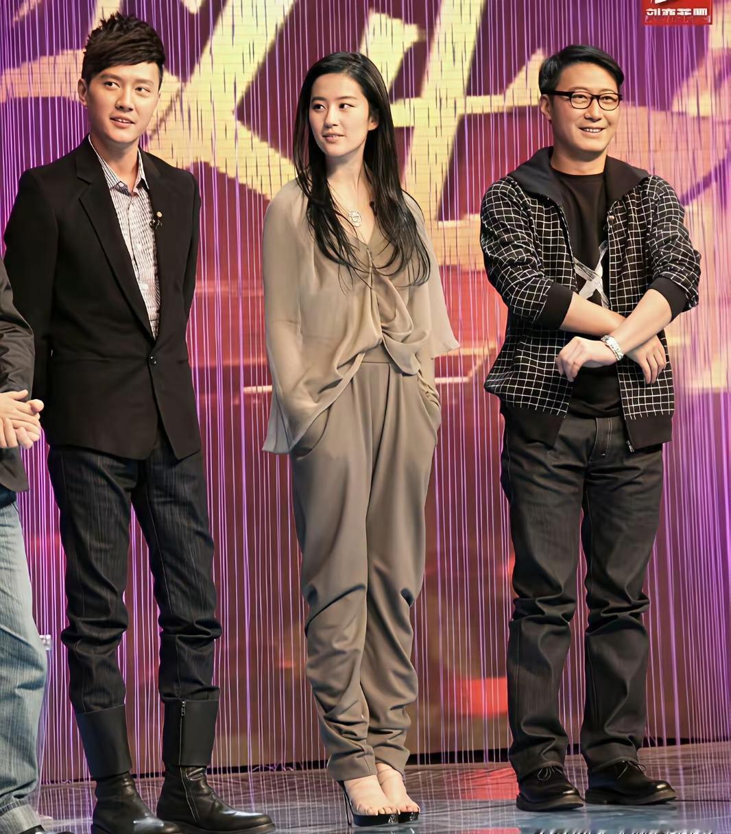 59岁的黎明，和46岁的冯绍峰站在一起。他们之间那13岁的时差，肉眼竟然很难察