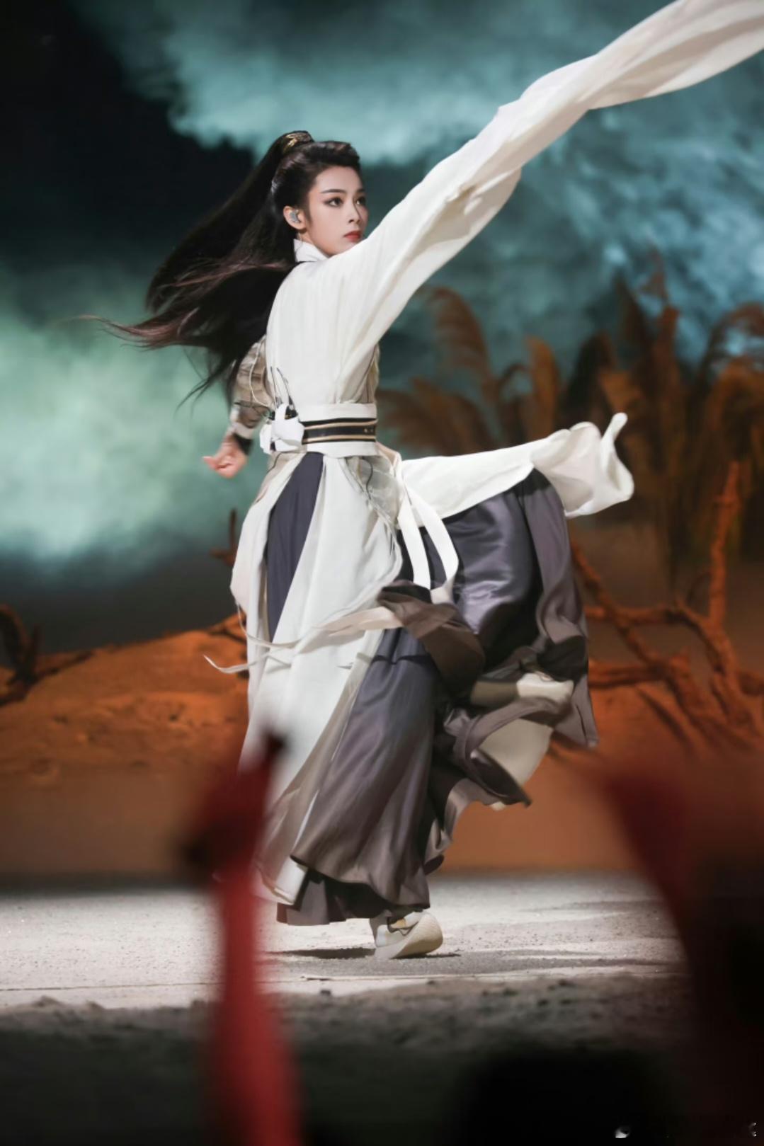 换舞台不换演技才叫真演员陈丽君在《镖人》中展现成熟角色建构力，越剧春晚舞台依旧