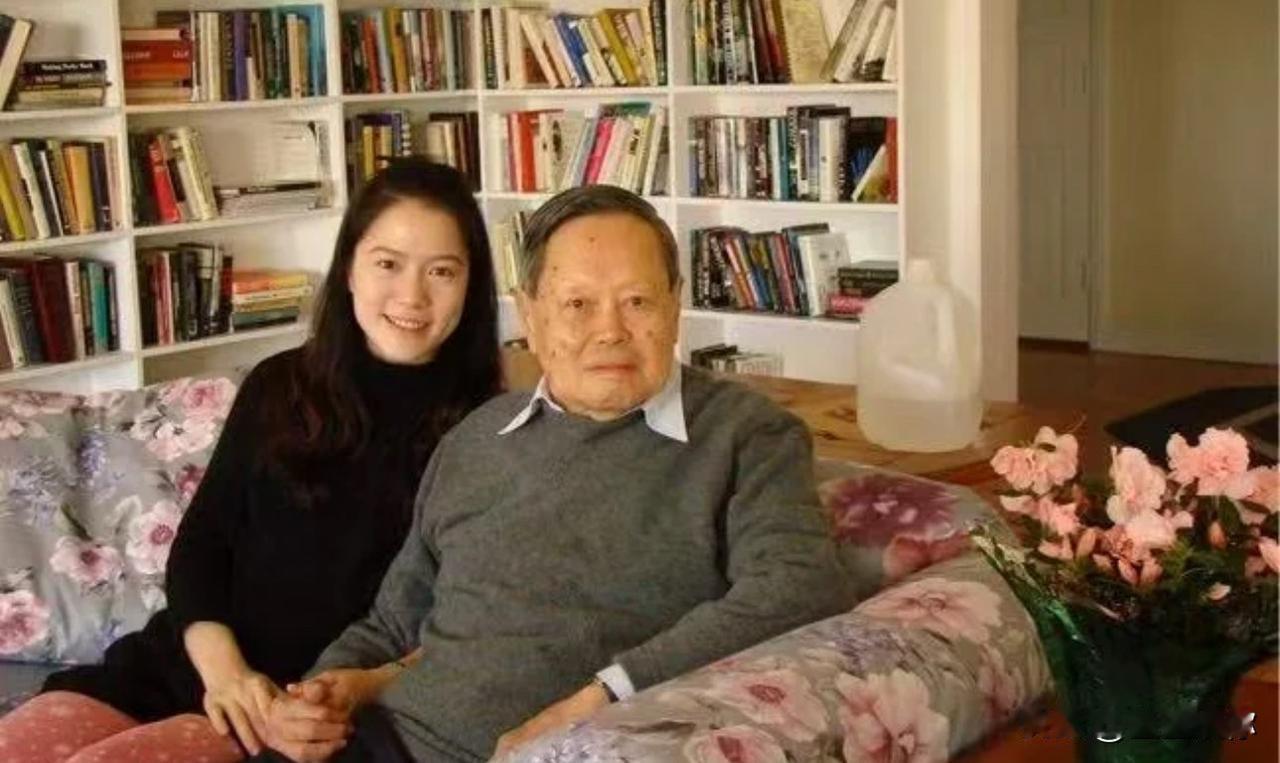 很感慨,翁帆这种眼神中的富足平静可爱不是有钱能养出来的。杨老仿佛是一个青年人,行