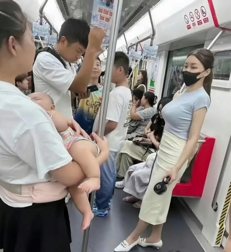 怎么就没有人给这位宝妈让个位置呢？