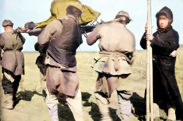 1904年，日本人拍摄的旅顺乡村，小女孩天生丽质，小乞丐气宇轩昂日军驻扎的警