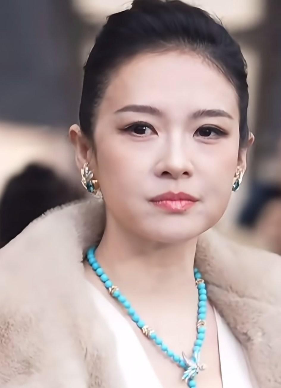 我朋友开美容院的我问她章子怡是不是胖了？为啥脸变成这样了，朋友说她不是胖了，是