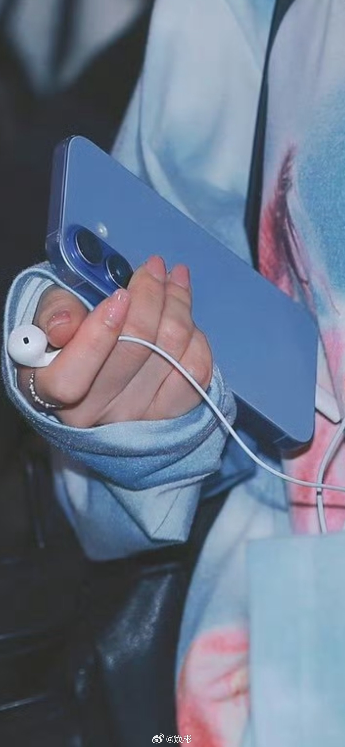 难得刷到一个好看的小姐姐用的是标准版iPhone。