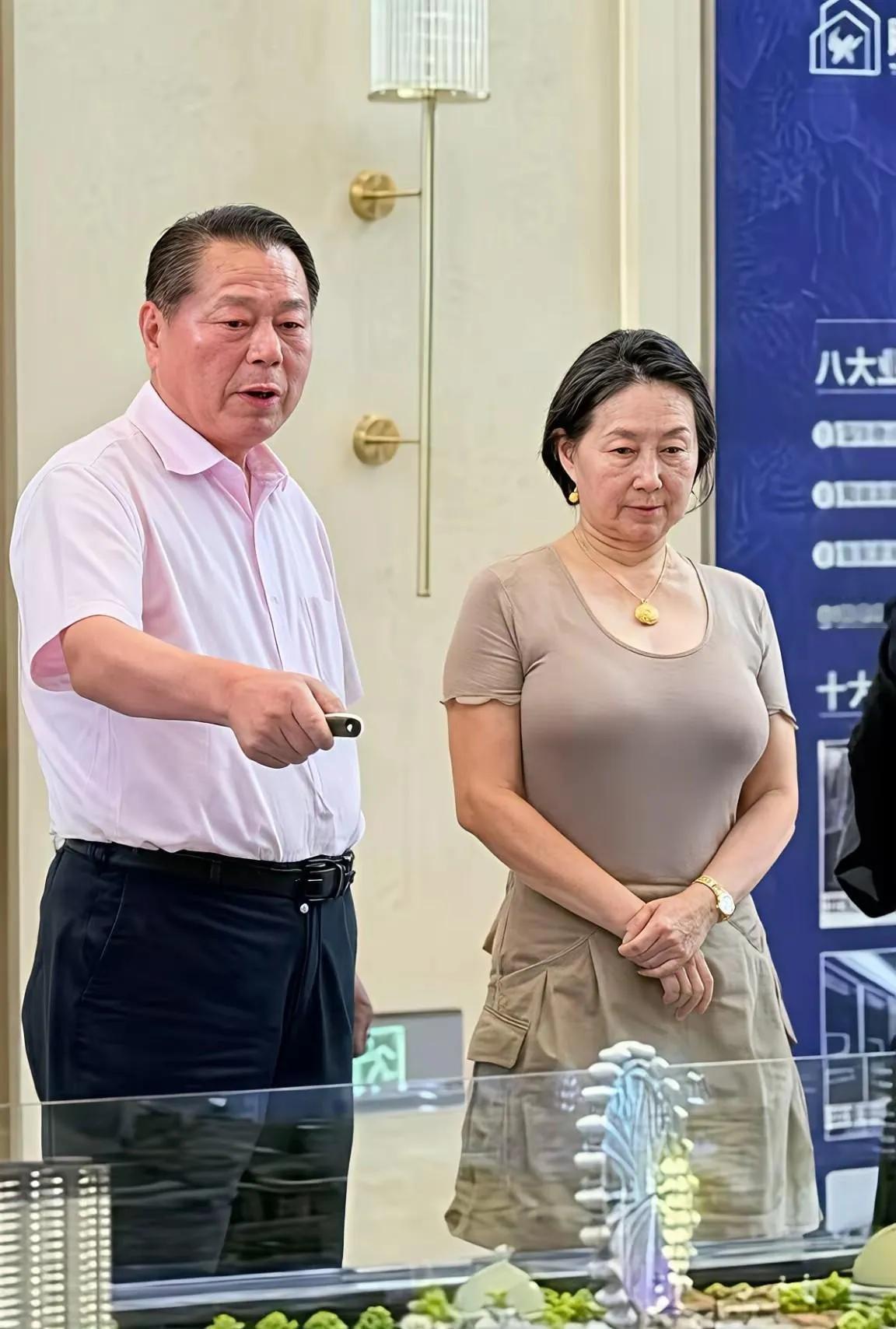何超琼这次来到内地，说实话，很多人的第一反应是：赌王之女又有什么大动作？但仔细想想，一个年过花甲的女