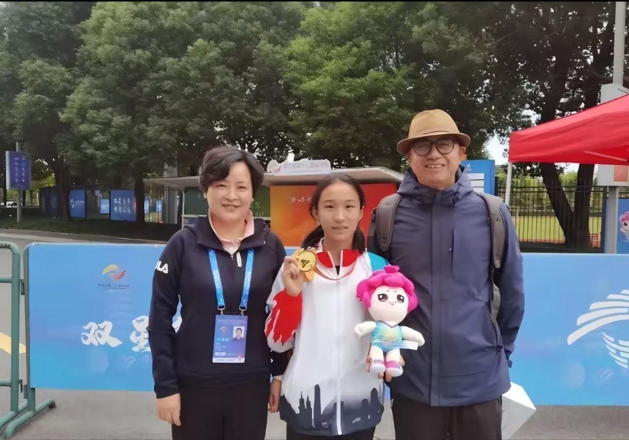 陈妤颉身高161，比妈妈矮了半头，爸爸矮了一头。父母也都是短跑运动员，成绩还不错