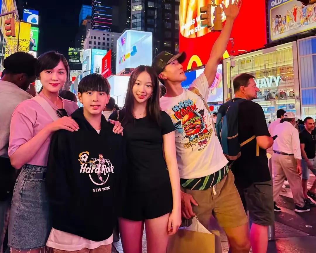吴尊一家惊艳亮相纽约街头，14岁女儿NeiNei气质出众、美得令人瞩目，举手投足