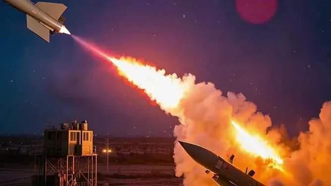 太狠了！美军刚联手以色列炸了德黑兰炼油厂，伊朗当晚就火力拉满硬核报复，直接发射“