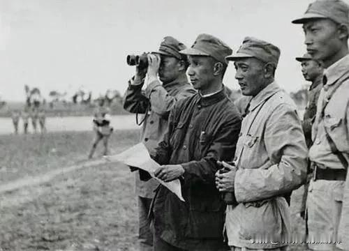1947年5月，孟良崮总攻前夜。参谋长陈士榘顾虑六纵连日奔袭过于疲惫，提议换下主