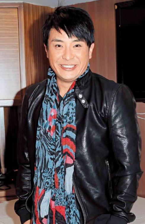 11岁被母亲抛弃，三十年后晚宴上，她母亲从身边走过，像看陌生人一样。他愣住，只说
