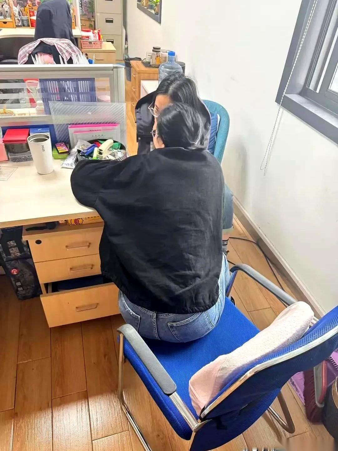 今天跟同事聊天，一句话给我干破防了。她说她老公，在聊城，一个月一万出头。我低