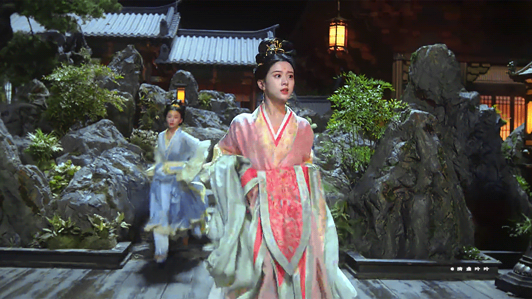 好看是好看但是和后面古朴的背景不搭说好的服化道不分家