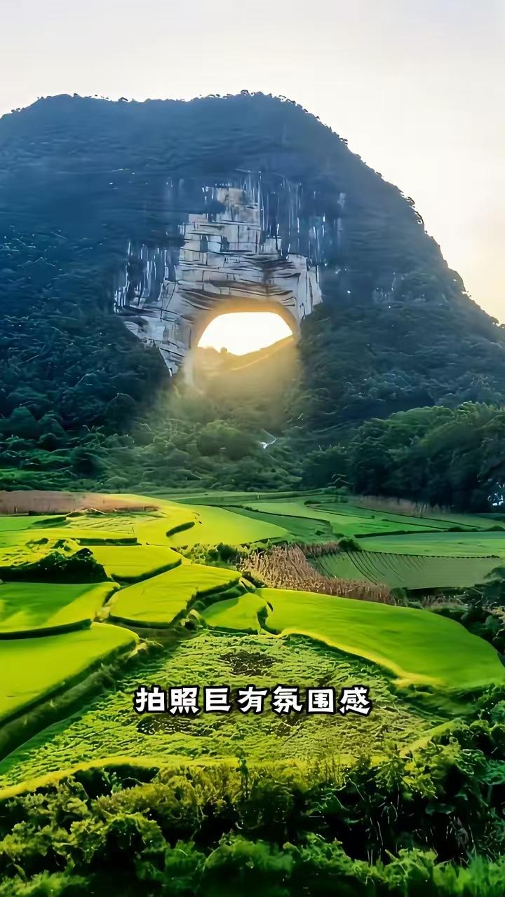 塞鸿秋·道县月岩游道州月岩风光妙，藏于山野游人到。徐公曾赞岩中佼，宝子纷