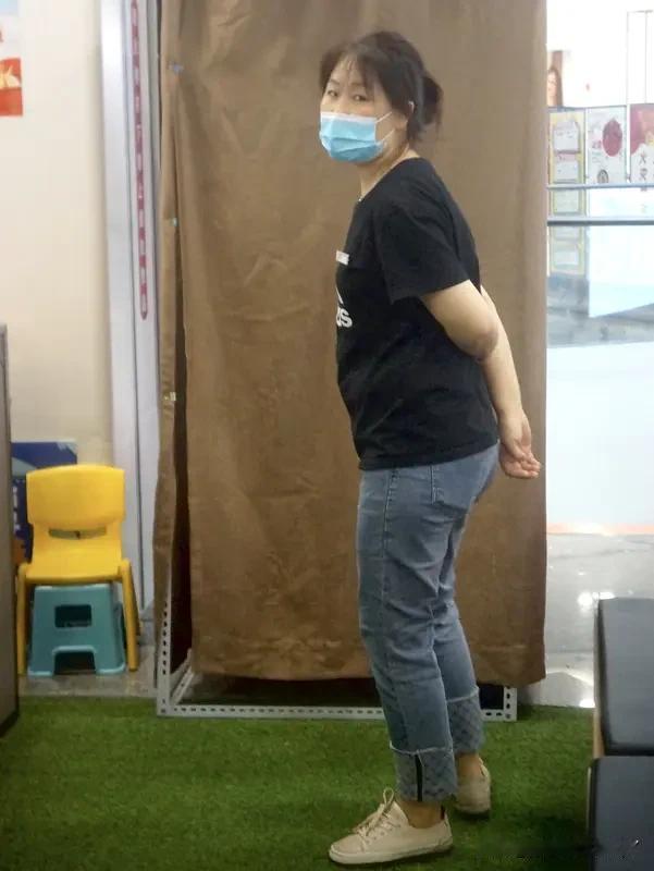 有位26岁的女子，年纪轻轻就离了三次婚。她的一个同事好奇地问：“你长得跟天仙下