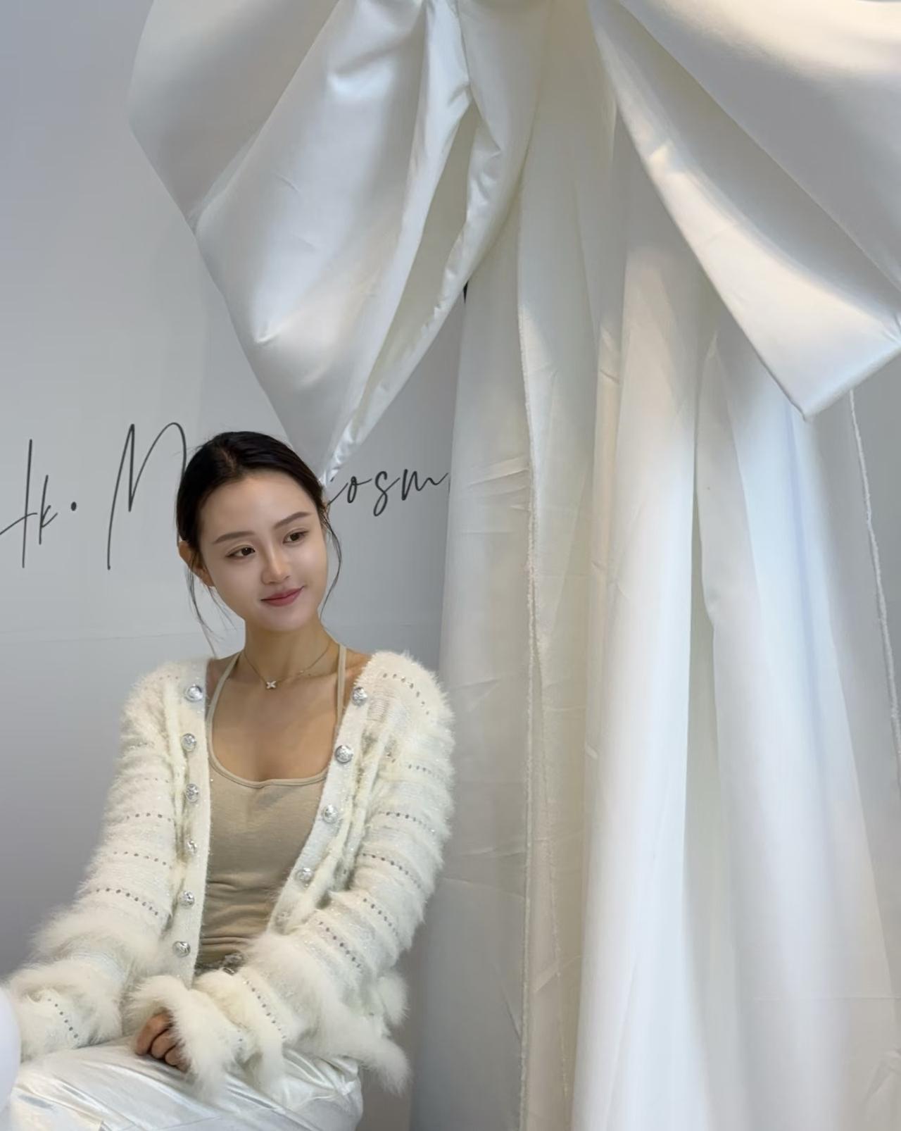 晒图笔记大赛玉人倚坐，白衣如雪。