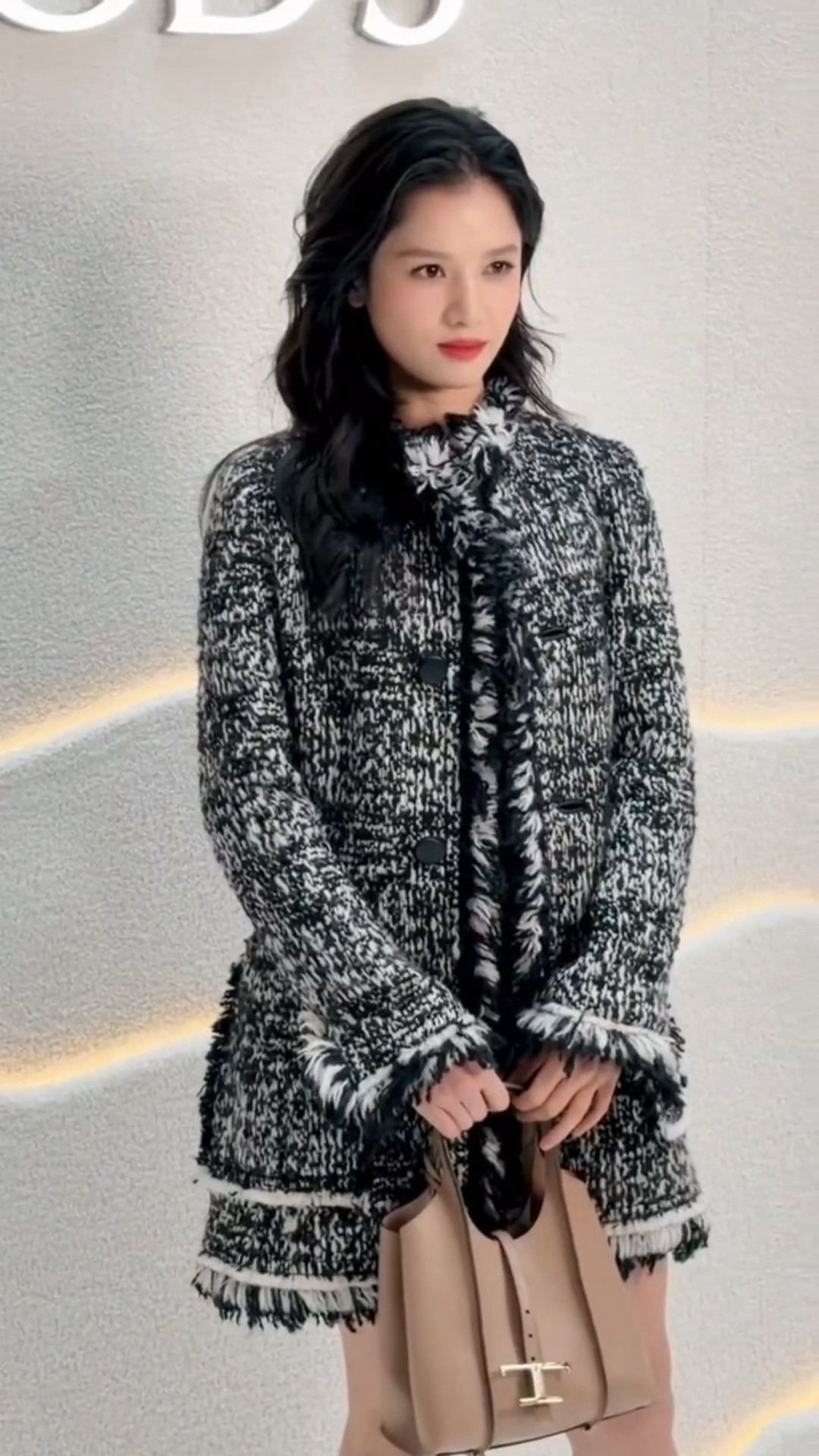 今天完全御姐妈咪张婧仪今天完全御姐妈咪张婧仪黑白小香风套装