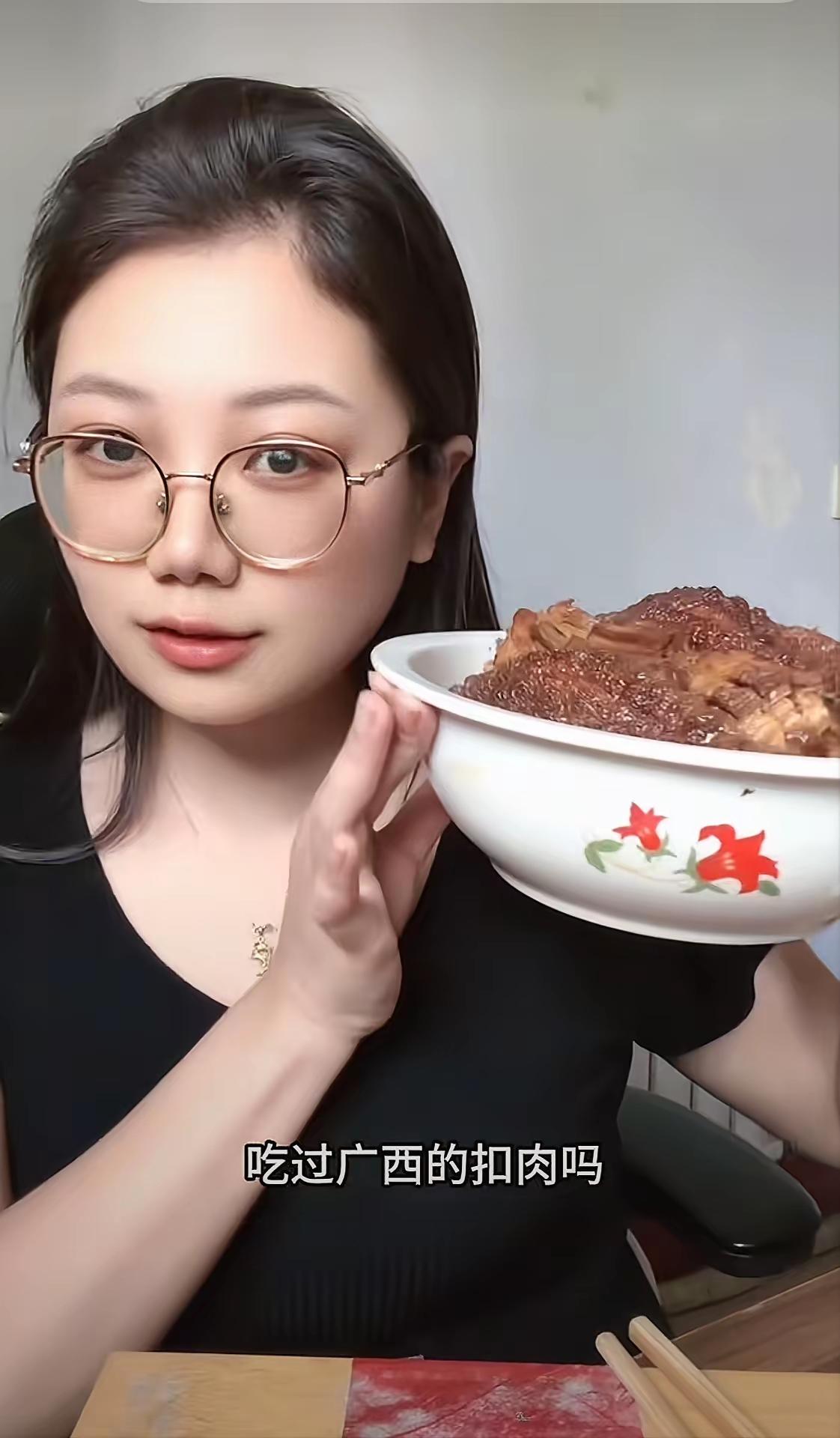 笑不活了！广西扣肉被山东姐姐代言，5000万广西老表无人敢应战。近日，一位山