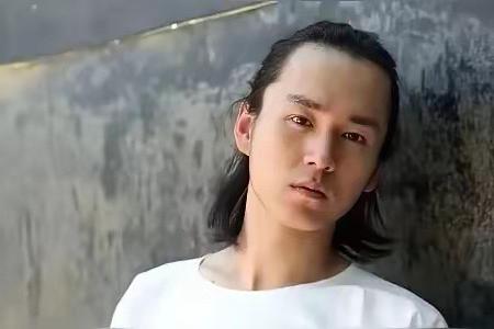 这下全网都炸了！谁能想到《繁花》背后，藏着古二这么一段让人揪心的付出！揣着对