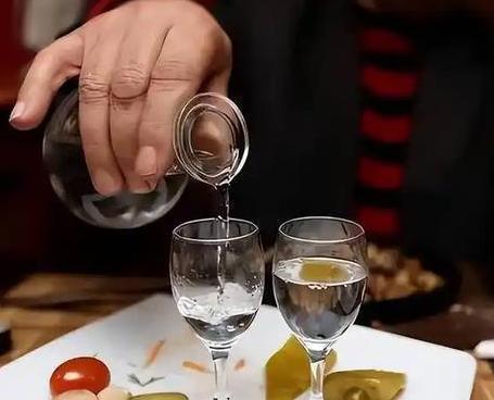 高血压一口酒都不能喝？医生警告：血压高还喝酒，3个后果要知道 喝酒是许多人
