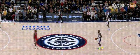 那不是一次普通的抢断。伦纳德切下勒布朗传球，蹬地、冲刺、暴扣，只用了三秒。而