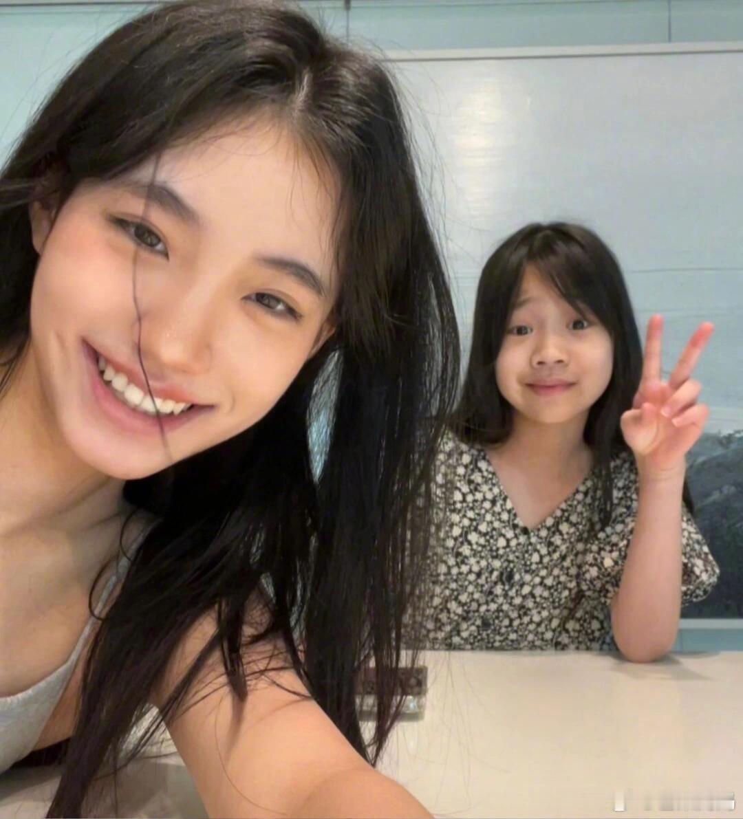 小s二女儿Lily有点小易梦玲的感觉哎，脸型五官，尤其笑起来的嘴角，好有气质！！