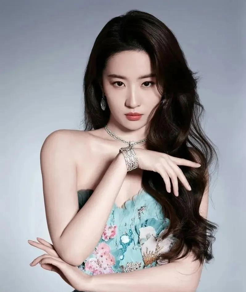 主持人问刘亦菲：“很多观众都觉得你是自带仙气的女神，你自己认同这个标签吗？私下里