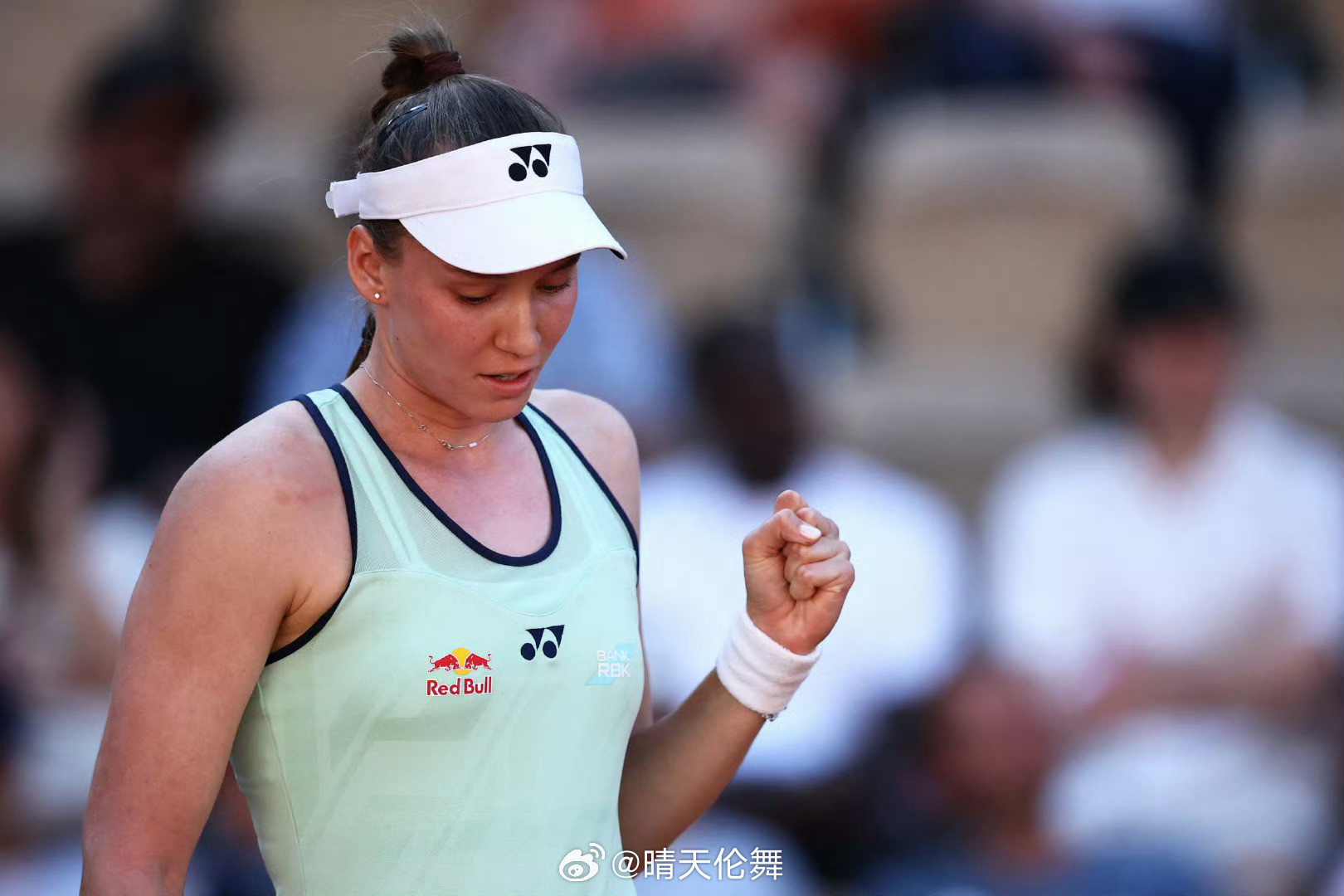 法网2025女单第三轮莱巴金娜🇰🇿以6-2/6-2完胜前冠军奥斯塔彭科🇱