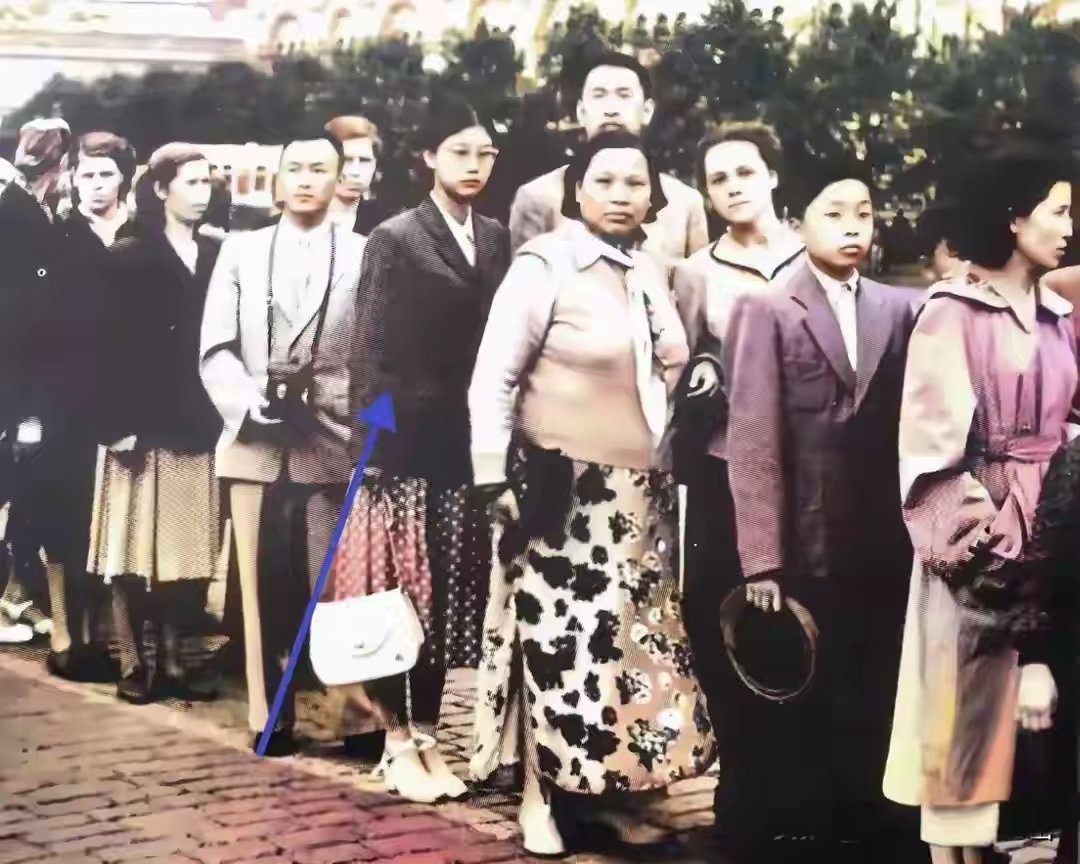 1956年，毛岸英的妻子刘思齐在莫斯科红场留影，那时她刚失去丈夫不久，眼里藏着化