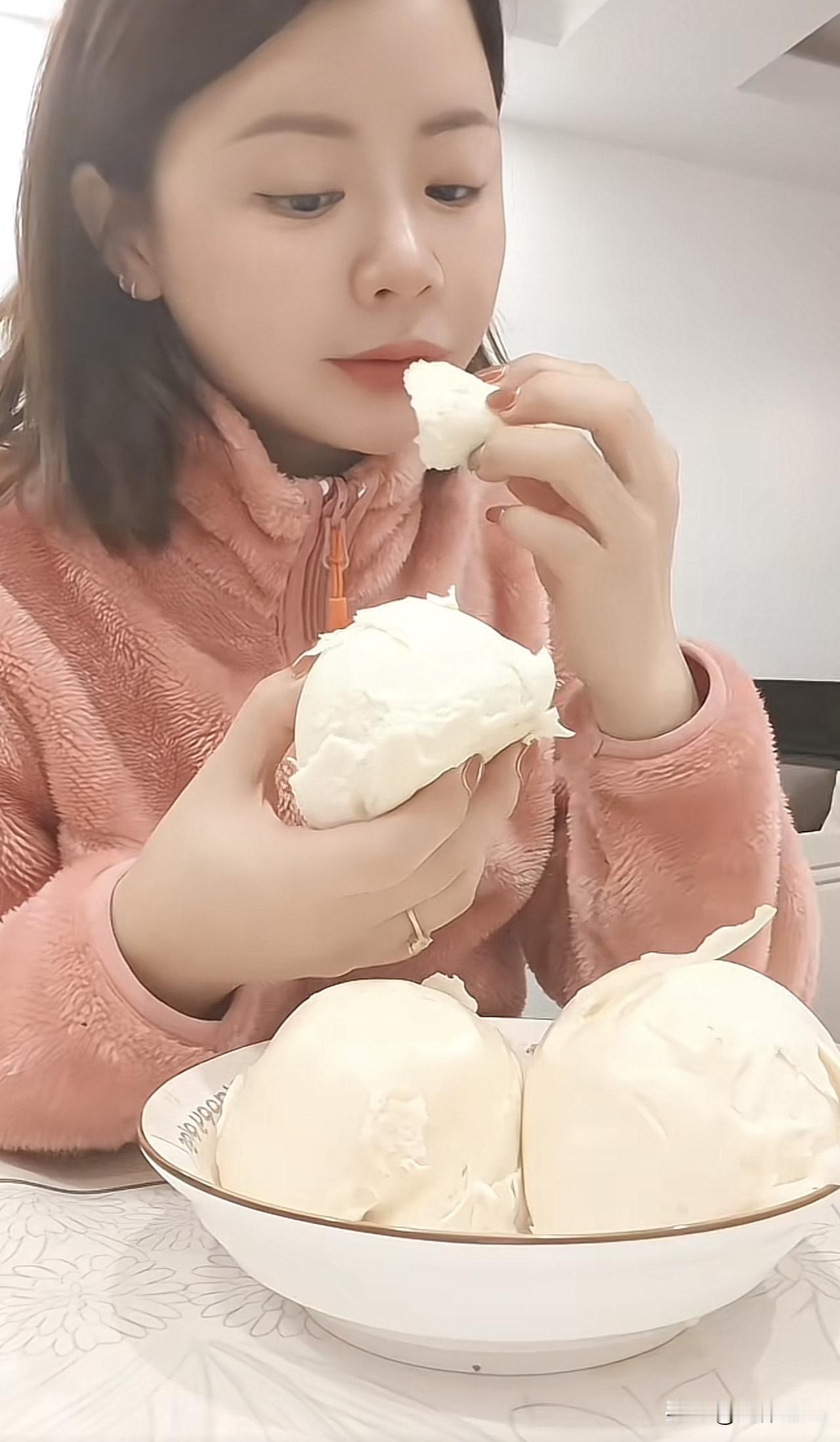 同志们，大家学会节约了吗？以前，我的早餐至少10块钱，比如一个肠粉、一盒牛奶