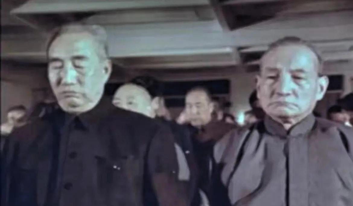 黑白老照片分享。一张珍贵的老照片，这是1976年，徐向前元帅和陈云同志在参加周