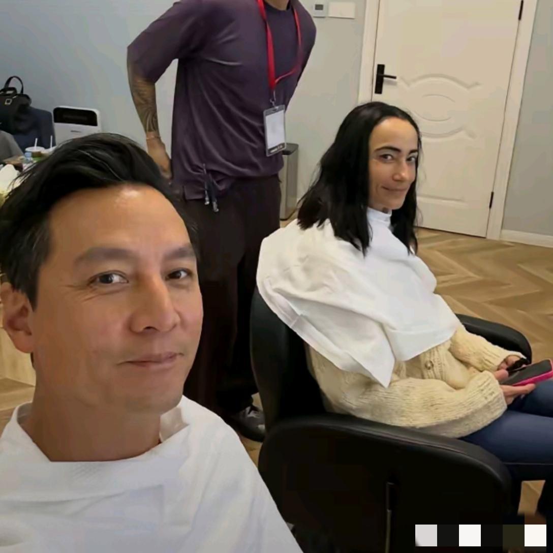 吴彦祖与妻子的素颜照：画面中的吴彦祖与47岁的Lisa一样的发际线后移，一样的抿