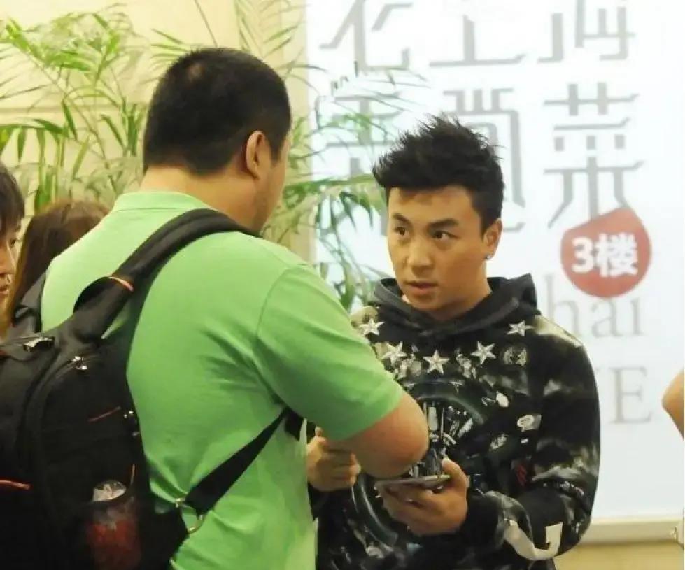 中国最强武打明星排行榜1、第十五名释小龙2、第十四名樊少皇3、第十三名吴京4、第十二名元彪5、第十一