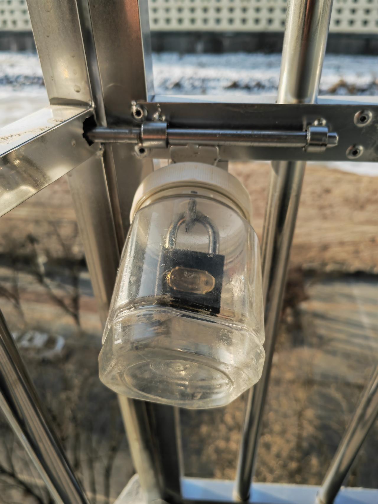 护窗的逃生门锁子防锈，大家说怎么样？既能保护锁子，又能废物利用。家里护窗的锁