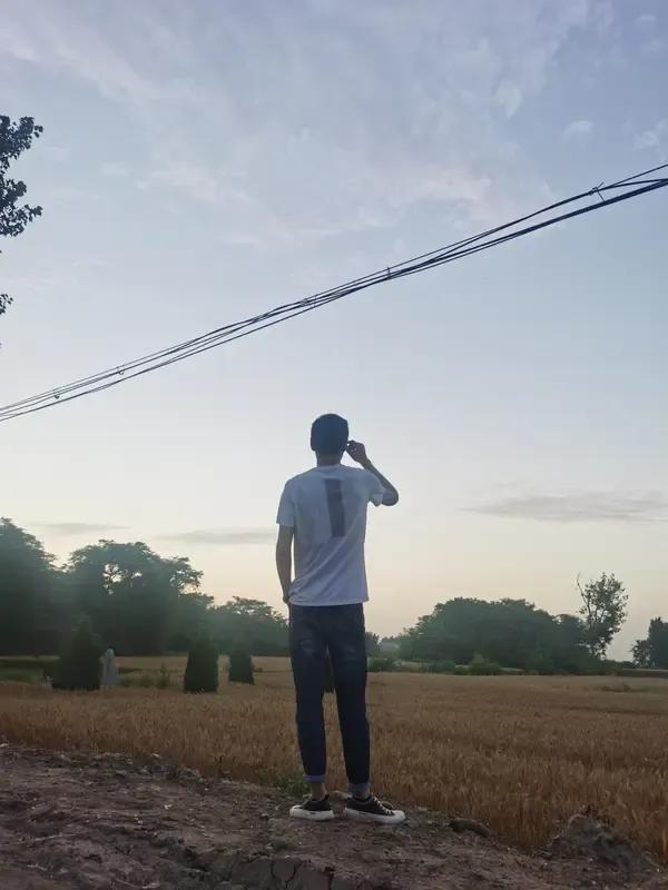 老弟说当兵太苦了，今天打电话哭了。已经当了六年，签了八年，我们都要他当满12年。