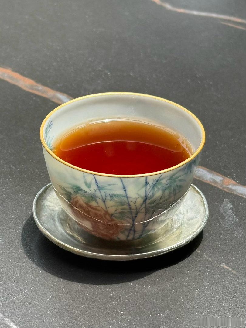 我们为什么收六堡茶？六堡镇内原种是灌木群体种，新茶品质并不突出，普洱茶市场遇冷，