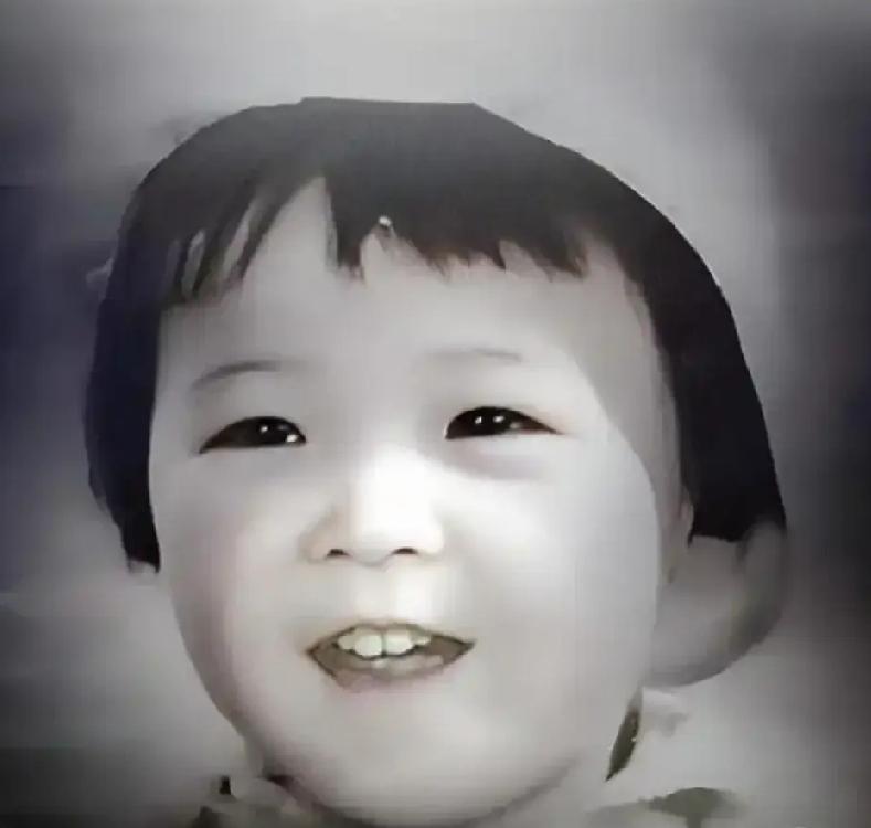 她的本名叫钟好好，艺名柯蓝是舅舅给她取的，寓意繁华如“南柯一梦”，活着就要拼实