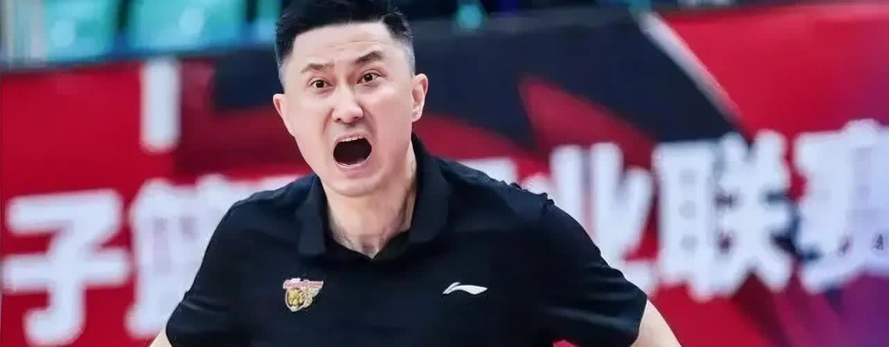 杜峰下课导火线！1、长期在场上对球员们口吐芬芳，球迷还是一直维护，现在球迷真