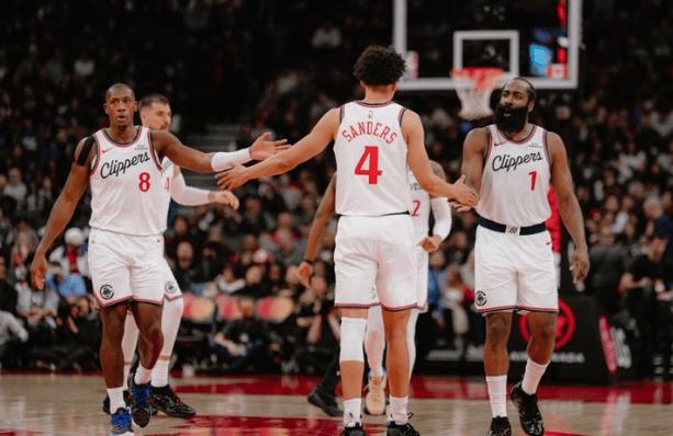 火箭的管理层的确是垃圾，雷霆，绿军这种近年冠军球队从来不会一个赛季输了就拆队乱补