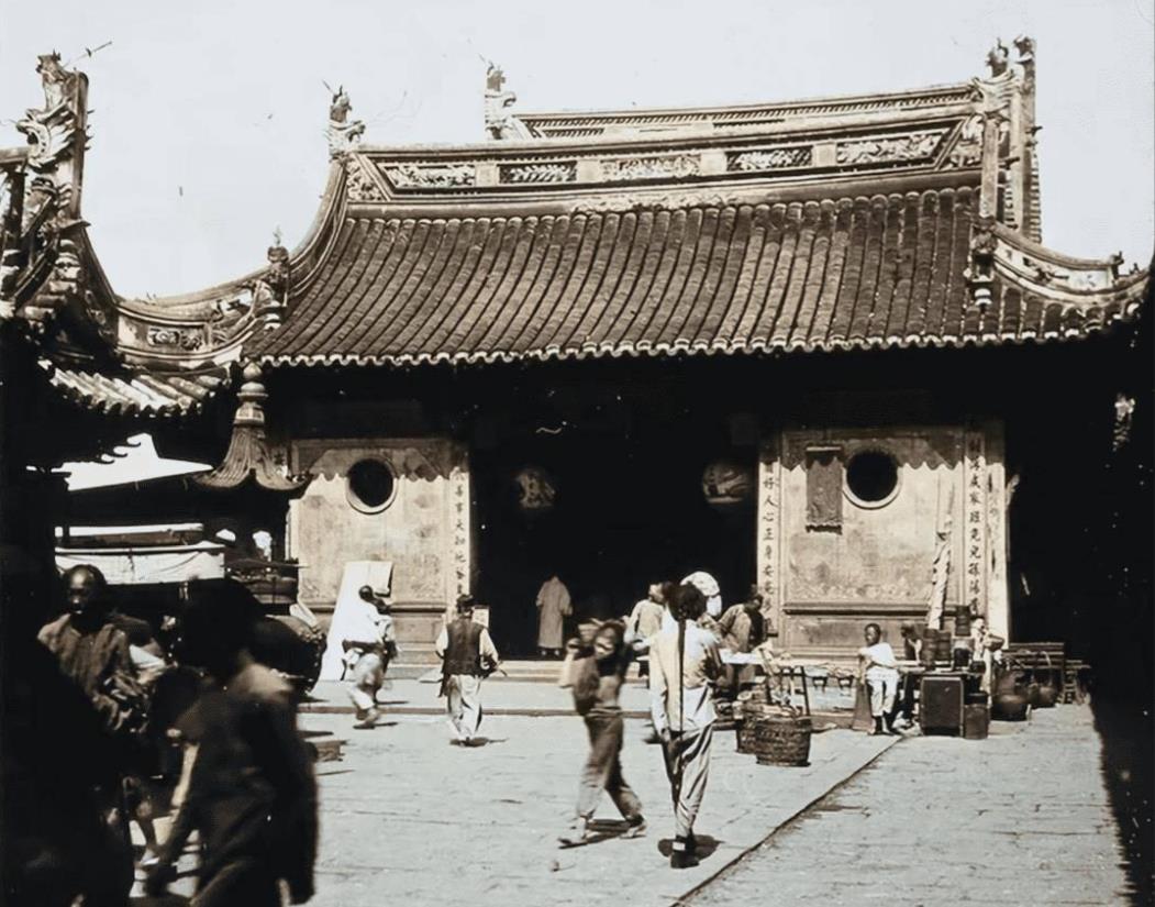 1943年深秋，孟庆友披着蓑衣，大摇大摆走进山东沂蒙山三仙洞客栈，他不是来住店的