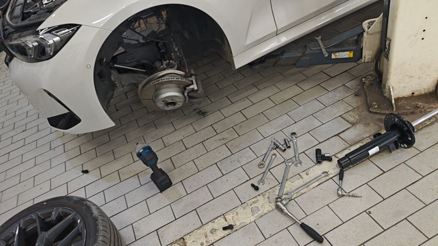 新车开一个多月左前减震器坏了新款25款宝马3系330Li新车才开了一个多月18