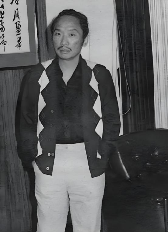 1985年，古龙下葬时，兄弟林清玄花30万元，一共买了48瓶XO酒陪葬。然而倪匡