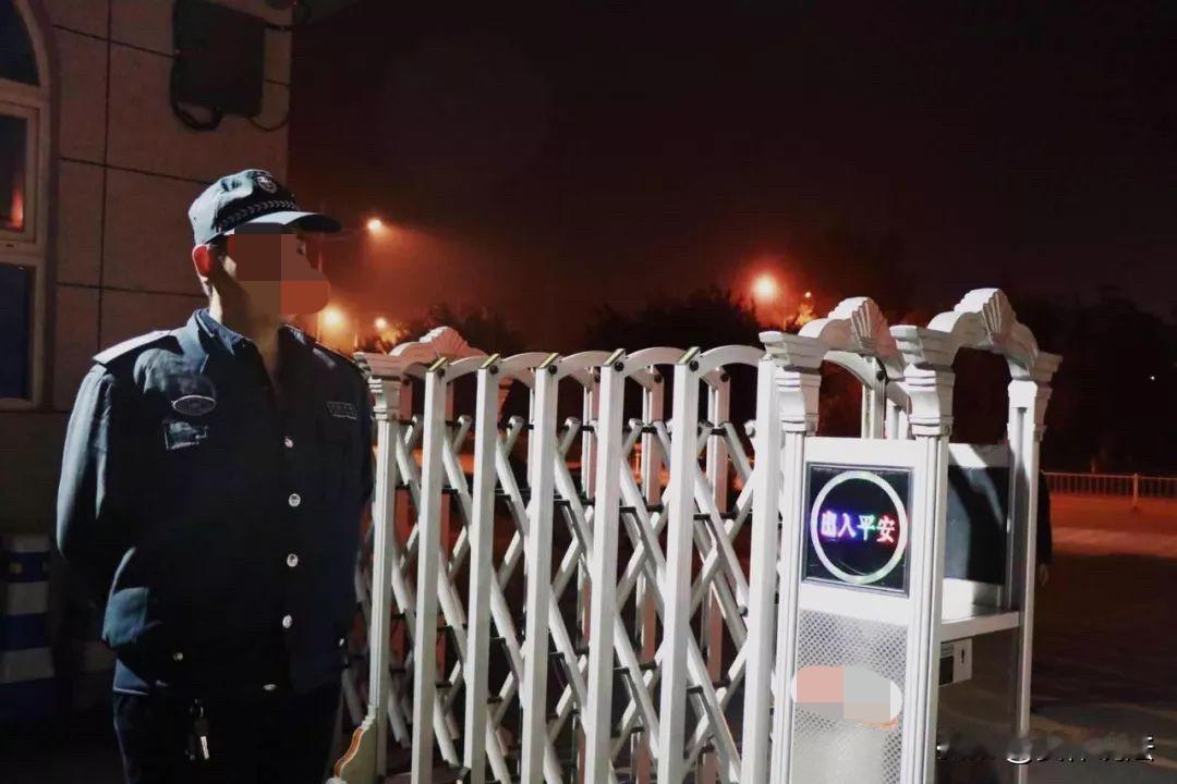 新疆乌鲁木齐，一保安大爷凌晨在公司门卫室值班时，见对面便利店的一名女员工声称被一