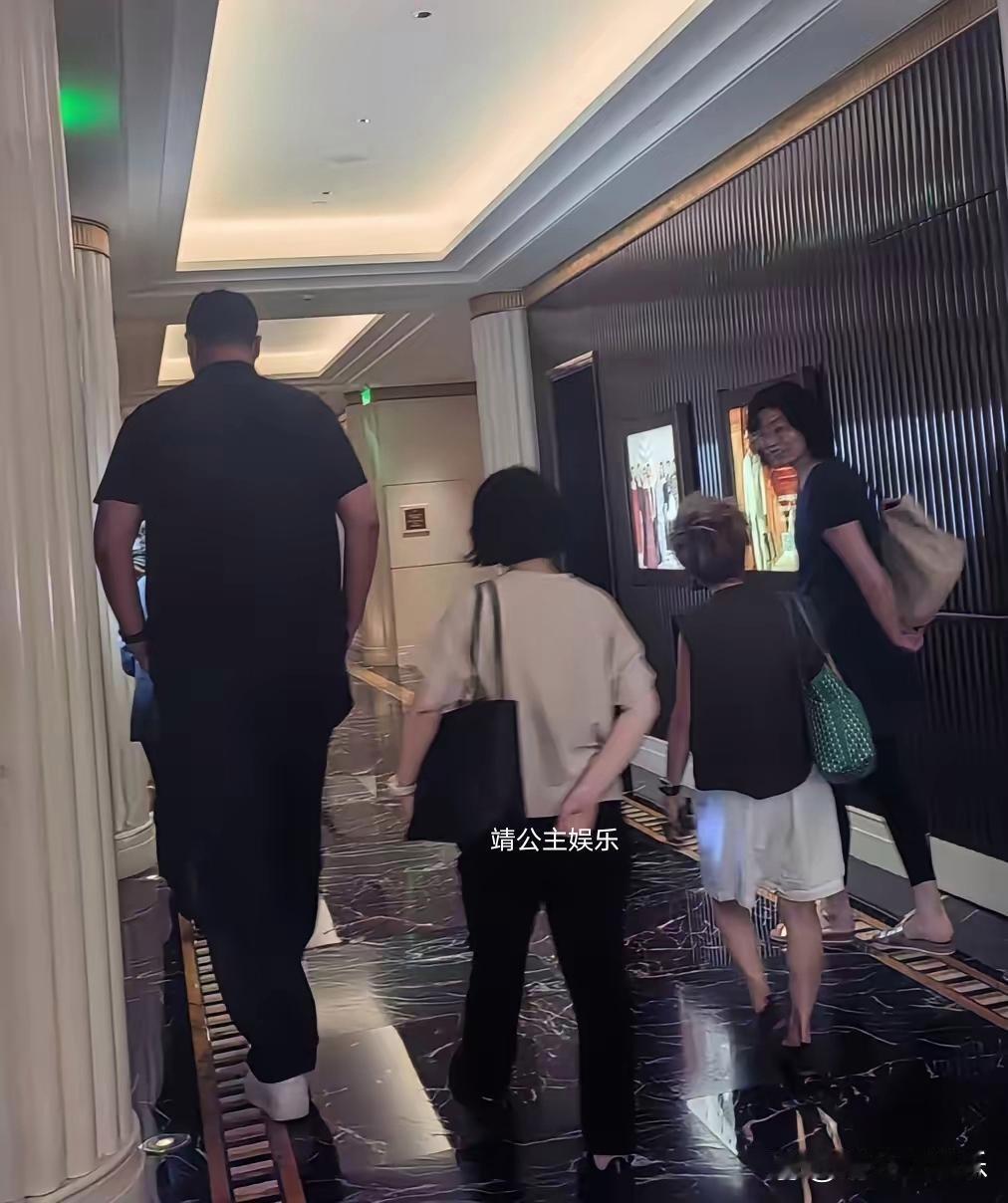 46岁姚明和家人在上海半岛酒店被偶遇，夫妻俩打扮朴素大方，老婆叶莉身材又高又瘦，