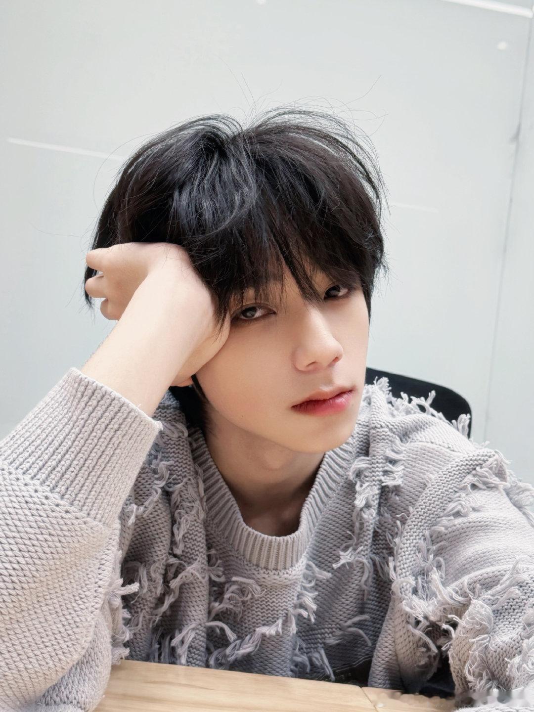 王橹杰王橹杰睡前晚安照王橹杰的晚安时刻橹橹晚安啦，期待你的荣耀之战