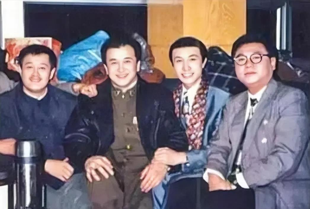 赵本山、范伟、黄宏、巩汉林这四位小品大佬同框，简直是梦幻联动！他们的作品陪伴了一